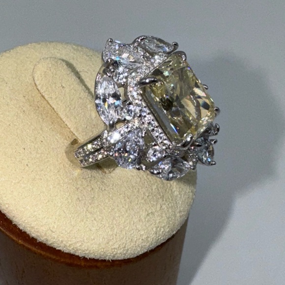 4ct Canary Ring - Picture 7 of 10